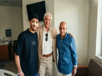 صادم: مدير الكرة بالزمالك يزور «قطة» بعد جراحة الأنف… هدية الشفاء التي تقوي تحالف الأهلي والزمالك!