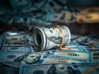 عاجل: الريال اليمني يقاوم! أسعار الصرف تتوقف عند 1558 ريال للدولار في عدن والمحافظات المحررة مساء الإثنين - هل بدأت مرحلة الاستقرار؟