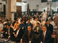 عاجل: محافظ الإسماعيلية يؤم المواطنين في صلاة العيد ويصافحهم… جمهور غفير يحضر صلاة بورسعيد
