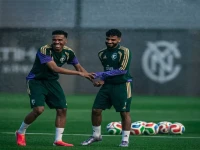 شاهد: تدريبات الأخضر تتصاعد في نيويورك - لاعب يتعرض للعزل الطبي وجورجيوس دونيس يجهز سلاحه الأخير قبل كأس العالم 2026