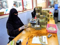 حصري: تحويلات المغتربين اليمنيين تتبخر قبل العيد… الأسر تفقد 2200 ريال من كل ألف! خبراء يحذرون: الخطورة تتجاوز تقلبات الصرف