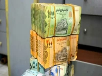 إحصائيات صادمة: الريال اليمني يعيش في دولتين.. 410 ريال مقابل 139! أسعار غريبة تكشف انقسام البلاد