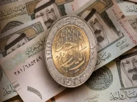 عاجل: الريال السعودي يحطم حاجز ٣٠٠ في عدن وحضرموت… انهيار اقتصادي وصدمة في الأسعار تهدد المواطنين!