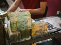 كارثة اقتصادية.. دولتان داخل دولة واحدة! انقسام الريال اليمني يصنع سعرين: 1553 في عدن مقابل 535 في صنعاء