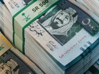 انقسام مالي خطير: الريال السعودي بـ140 ريال في صنعاء مقابل 427 في عدن - نار استقرار أم احتراق اقتصادي؟