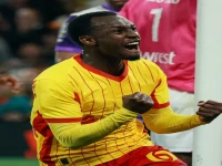 عاجل: لاعب لانس يطلق صاعقة رياضية… السعودي سعود عبدالحميد يُستحوذ عليه رسمياً من روما حتى 2029!