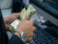 صدمة اقتصادية في اليمن: الدولار بـ1558 ريال في الحكومة مقابل 535 في الحوثيين - الفجوة النقدية تصل 300%