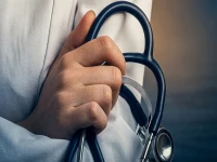 عاجل: القرار الصارم ضد الطبيبة المزيفة يكشف مفاجأة صادمة... منع ظهور وحجب حسابات 'صاحبة مقولة مسحنا الأمعاء'!