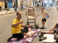 عاجل: ثورة "الفرشان" في عدن تتحول لحركة شعبية واسعة... المواطنون يغطون الشوارع احتجاجاً على انقطاع الكهرباء والأوضاع المتفاقمة
