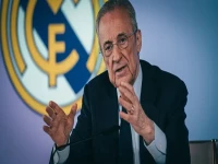 عاجل: مدرب ريال مدريد يطرح فكرة جنونية… هجوم أربعة نجوم قد يدمر الفريق!