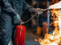 عاجل: الدفاع المدني يتفوق في الأحساء... حريق مطعم خطير يُخمد في دقائق دون أي إصابات!