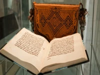 مكتبة المؤسس تكشف: 20 كتاباً مصوراً توثق هوية السعودية لأربعة عقود - كيف حافظت على تاريخ المملكة بين الصحراء والتطور؟