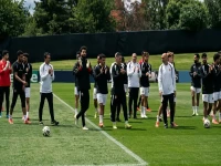 عاجل: حسام حسن وصلاح يلقون جماهير مصر فجراً بأمريكا... لحظة تكشف حب اللاعبين للشعب الذي لا ينسى دعمه!