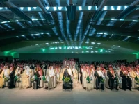 خلف الكواليس: الأمير محمد بن عبدالرحمن يلتحم بجموع الطلاب بعد تخريجهم… هنا اللحظات الأجمل التي أبكت الجمهور!