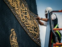 حصري: حكاية الأنامل السعودية التي تكتب التاريخ… كيف تتحول قطعة حرير إلى كسوة الكعبة في اللحظة الأقدس؟