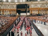 شاهد.. دموع الفرحة وهي تصل إلى الحرم: كسوة الكعبة الجديدة تحت أنظار وزير الحج للبدء في مراسم تاريخية