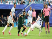 خلف الكواليس: الحارس السعودي محمد العويس يسحر الجميع بأداء مذهل - وأسطورة أوروغواي يكشف سر العراكية التي حيرت العالم!
