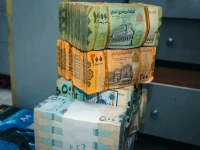 عاجل: فجوة مخيفة بين سعر الدولار في عدن وصنعاء… 1000 ريال فرق في كل دولار! الأسواق في حالة ذهول