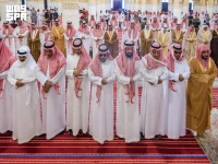 عاجل: أمير الرياض يقود صلاة الميت على والدة كبار الأمراء… حضور نادر يضم 12 أميراً من آل سعود ومسؤولين ومواطنين