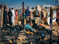 عاجل في مأرب: حريق هائل يلتهم 13 مسكناً للنازحين خلال دقائق… الأسر تفقد كل شيء بينما السلطات تتجاهل التحذيرات!