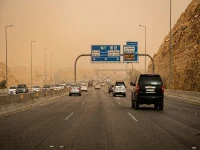 عاجل: تحذيرات صارمة للمسافرين في السعودية… موجات غبار خطيرة تحجب الرؤية في طرق حيوية وأمطار رعدية تضرب مناطق محددة!