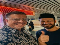عاجل: لحظة نادرة ينتظرها كل يمني بالخارج.. شاهد كيف أنقذ سفير اليمن مواطناً عالقاً في مطار ماليزيا!
