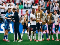 صراع الصدارة يكشف حقائق مقلقة: إنجلترا المتخاذلة وغانا المدافعة بشرف في كأس العالم