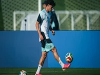 فرصة العمر: ألفاريس يحارب من أجل مكانه بجانب ميسي في مونديال 2026 بعد فتح برشلونة ذراعيه له!