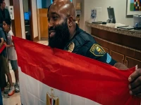 رسمي: ضابط أمريكي شهير يصل مصر لأول مرة… شاهد كيف تحولت رقصته مع الجماهير إلى رحلة سياحية رسمية بتمويل حكومي!