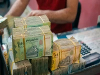 صدمة: الدولار يُقسم اليمن إلى ناديين… 1558 ريالاً بالجنوب مقابل 533 فقط في الشمال! هكذا يعيش اليمنيون بعملتين مختلفتين