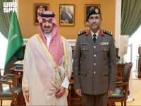 عاجل: نائب أمير تبوك يقلد مسؤولين أمنيين رتبهم الجديدة - صورة حصرية للتقليد التاريخي!