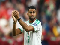 عاجل: قائد محاربي الصحراء يعلن الصدمة… رياض محرز يطوي مسيرته مع الجزائر بعد 119 مباراة و40 هدفاً!