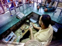 عاجل: الخبر الذي خُفي عنك - كيف دمَّر تحسُّن الريال حياة آلاف الأسر اليمنية في لحظات؟